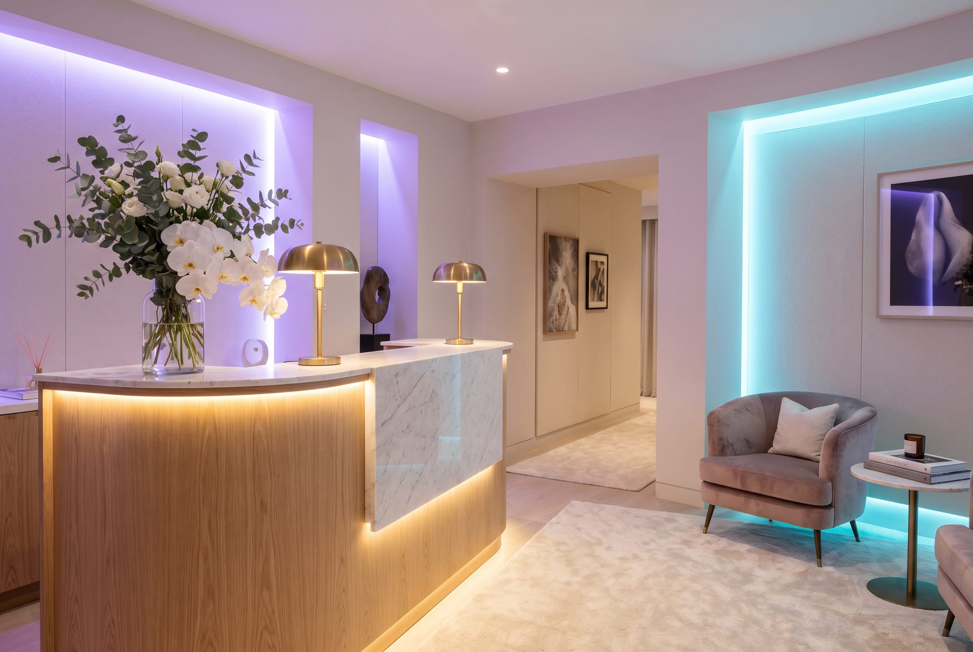 Recepția salonului AURA Beauty Studio, cu iluminare caldă și flori